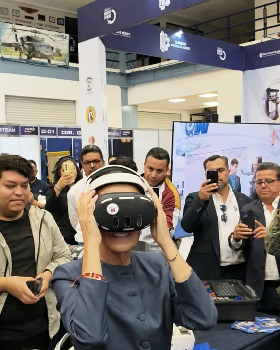 La presidenta Claudia Sheinbaum utiliza unos lentes de realidad virtual durante una demostración.