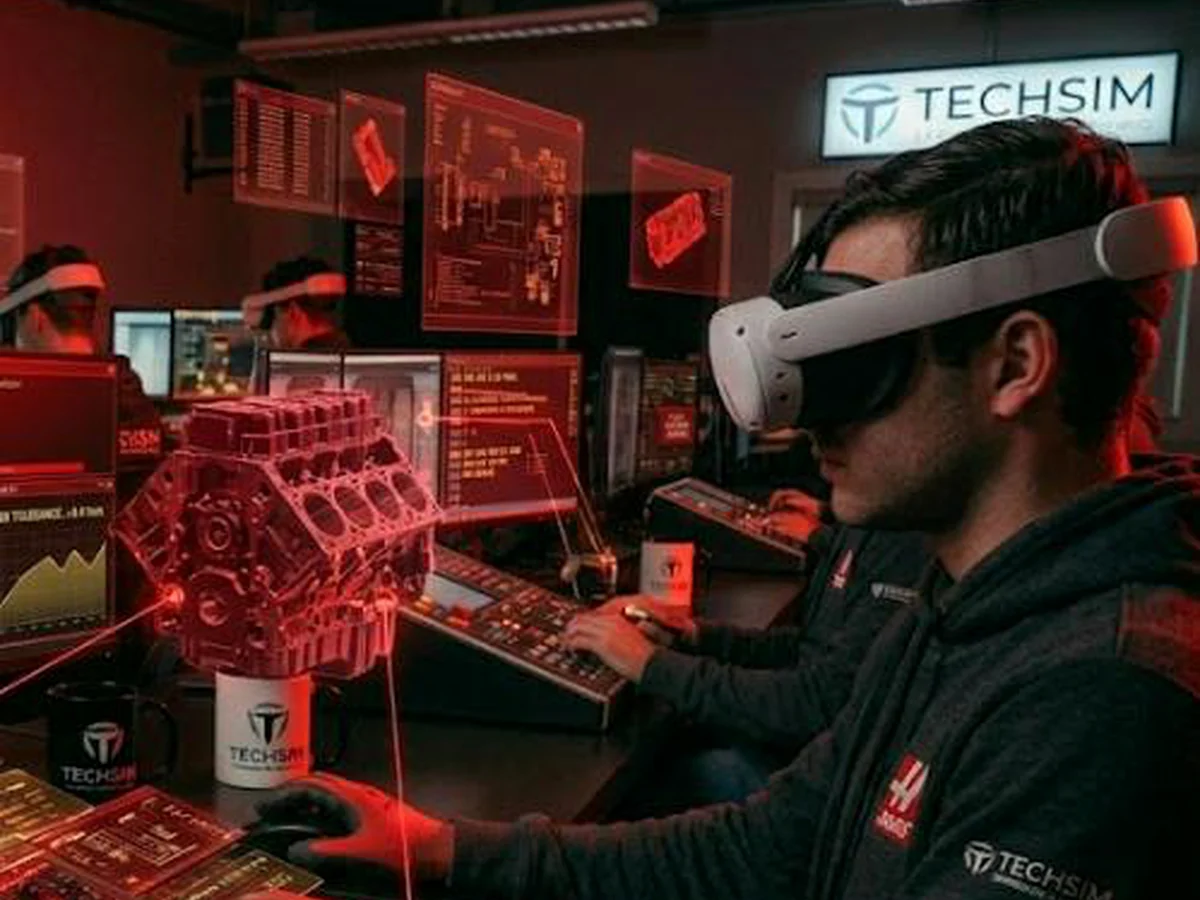 Estudiante con visor de realidad mixta frente a una representación tridimensional de un torno CNC en un entorno industrial.